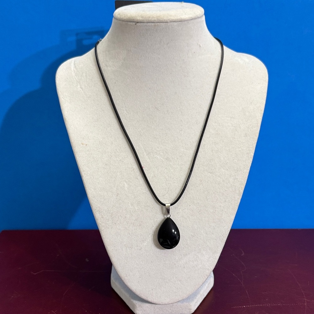 .Elegant Black Natural Crystal Teardrop Pendant Necklace